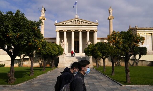 Μετάλλαξη Όμικρον: Στο τραπέζι νέα μέτρα – Τι εξετάζει η κυβέρνηση