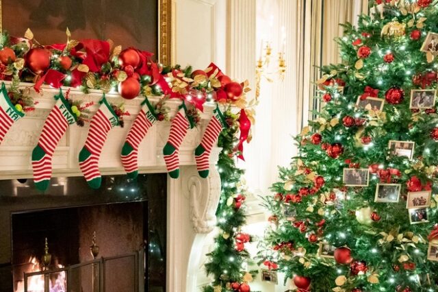 Στο χριστουγεννιάτικο δέντρο των Μπάιντεν, μια φωτογραφία… των Τραμπ