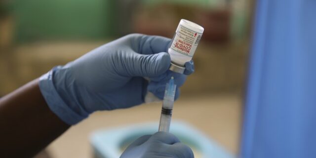 Εμβόλιο κορονοϊού: Το booster προφυλάσσει κατά 93% από τη νοσηλεία και κατά 81% από το θάνατο