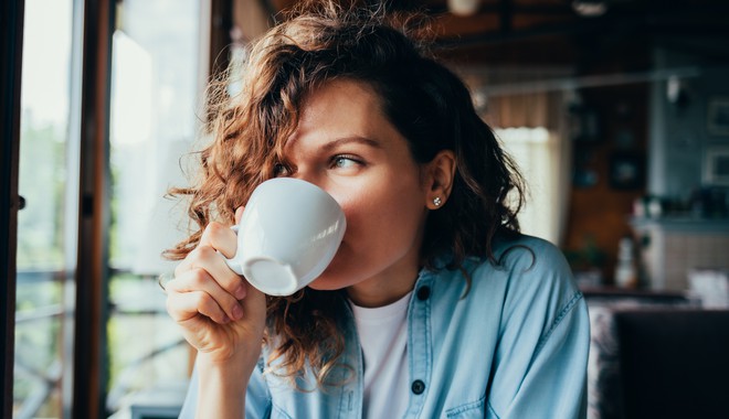 Μήπως τελικά η κατανάλωση καφεΐνης δεν συνδέεται με τις αρρυθμίες;
