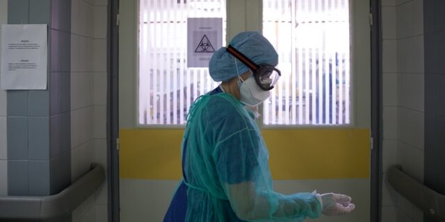 Με 6000 κρούσματα, η κυβέρνηση βλέπει ως “πολυτέλεια” το δυνατό ΕΣΥ