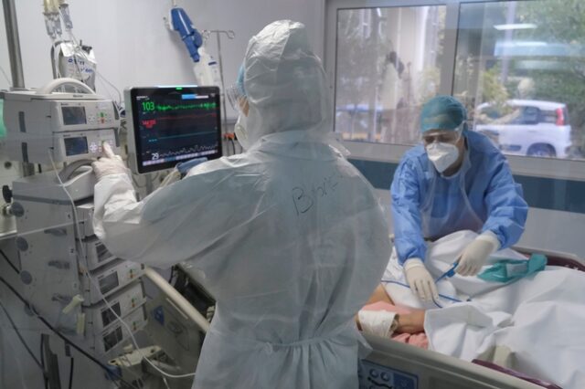 Κορονοϊός: Συναγερμός από τα σταθερά 6000 κρούσματα – Σε κρίσιμο σημείο το ΕΣΥ