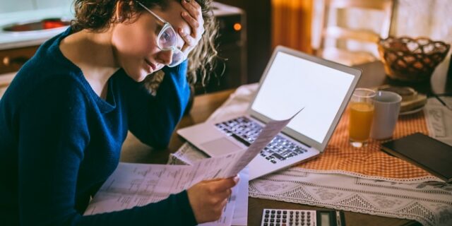 Λογαριασμοί ρεύματος: Φωτιά στην τσέπη των καταναλωτών από τις αυξήσεις και τις άσχετες χρεώσεις