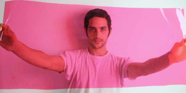 Πέντε χορευτές κι ένας δάσκαλος καράτε χορεύουν σε έναν πρώην εκθεσιακό χώρο αυτοκινήτων