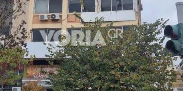 Χρυσή Αυγή: Αποκαθηλώθηκε η πινακίδα από τα γραφεία της στη Θεσσαλονίκη