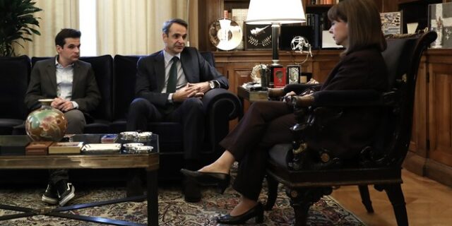 Duoday2021: Ποιος είναι ο 26χρονος Κωνσταντίνος που συνοδεύει σήμερα τον Κ. Μητσοτάκη