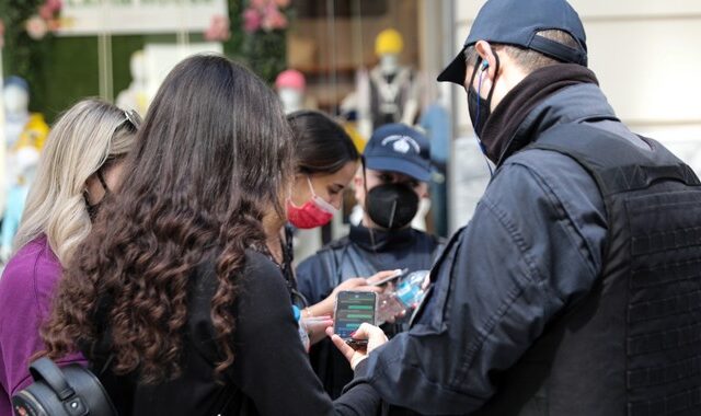 Κορονοϊός: Συνεχείς έλεγχοι και πρόστιμα της ΕΛΑΣ για τους παραβάτες – 4 συλλήψεις και 8 αναστολές