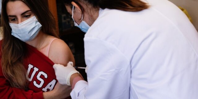 Κορονοϊός: Εξετάζεται τρίτη δόση εμβολίου στο τετράμηνο και διεύρυνση υποχρεωτικότητας