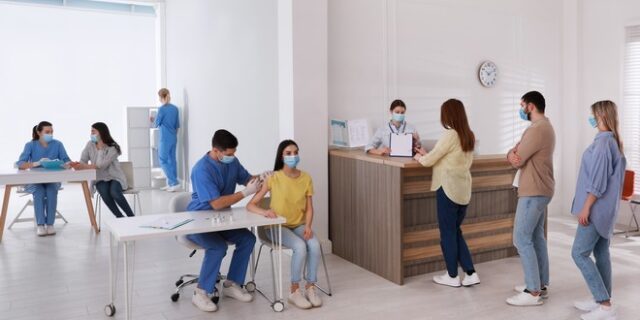 ΕΜΑ: Αποτελεσματικά τα εμβόλια απέναντι στις μεταλλάξεις