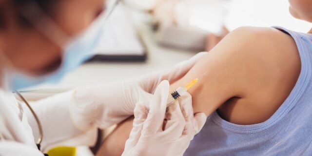 Ιταλία: Πρώην νοσοκόμα προσποιήθηκε πως εμβολίασε περίπου 8.000 παιδιά