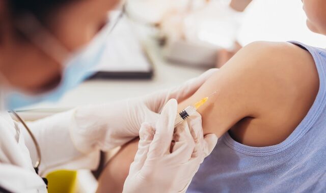 Ιταλία: Πρώην νοσοκόμα προσποιήθηκε πως εμβολίασε περίπου 8.000 παιδιά