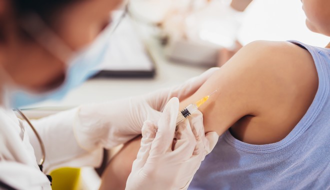 Ιταλία: Πρώην νοσοκόμα προσποιήθηκε πως εμβολίασε περίπου 8.000 παιδιά