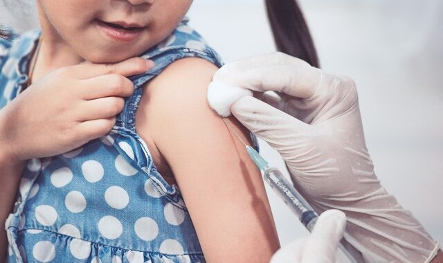 Εμβόλιο Κορονοϊού: Τι πρέπει να γνωρίζουν οι γονείς για τον εμβολιασμό των μικρών παιδιών