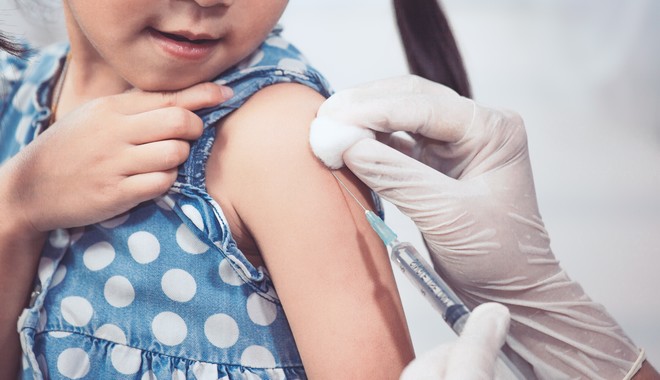 Εμβόλιο Κορονοϊού: Τι πρέπει να γνωρίζουν οι γονείς για τον εμβολιασμό των μικρών παιδιών