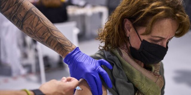 CEO Moderna: Λιγότερο αποτελεσματικά τα εμβόλια απέναντι στην Όμικρον