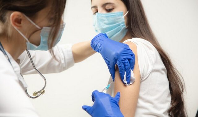 Τρίτη δόση: Οδηγίες για τον εμβολιασμό – Τι ισχύει για όσους νόσησαν