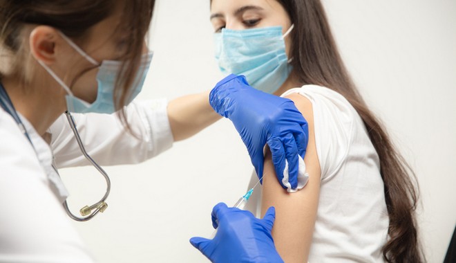 Τρίτη δόση: Οδηγίες για τον εμβολιασμό – Τι ισχύει για όσους νόσησαν