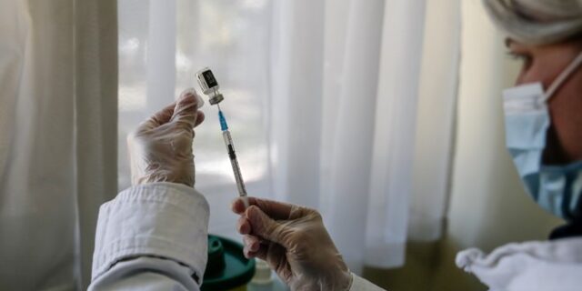 Ζαούτης: Αναγκαία η τρίτη δόση – Το 70% των εμβολιασμένων που νοσούν είναι 18-59