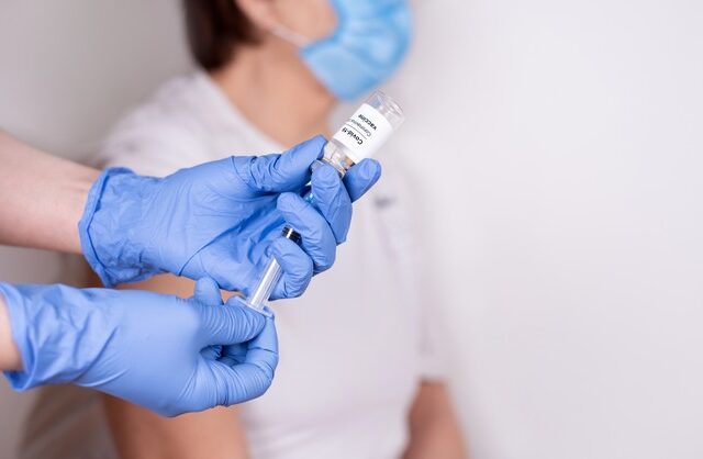 Κορονοϊός: Αλλάζει ο ορισμός του “πλήρως εμβολιασμένου”
