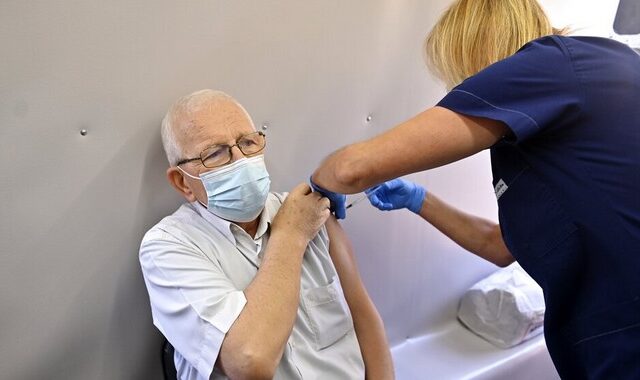 Εμβόλιο Κορονοϊού: Πιθανότατα σήμερα η εισήγηση για την χορήγηση 4ης δόσης σε ηλικιωμένους