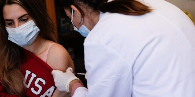 Καπραβέλος για Johnson & Johnson: Όσοι εμβολιάστηκαν Μάρτιο – Απρίλιο είναι ακάλυπτοι