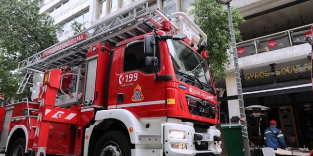 Υπό μερικό έλεγχο η φωτιά σε κτίριο στη Μητροπόλεως