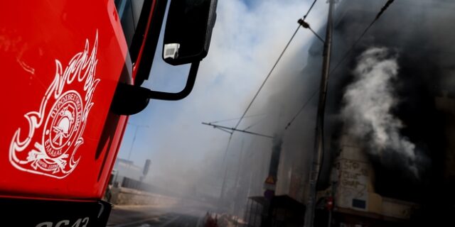 Φωτιά σε αποθήκη με στρώματα στο κέντρο του Πειραιά