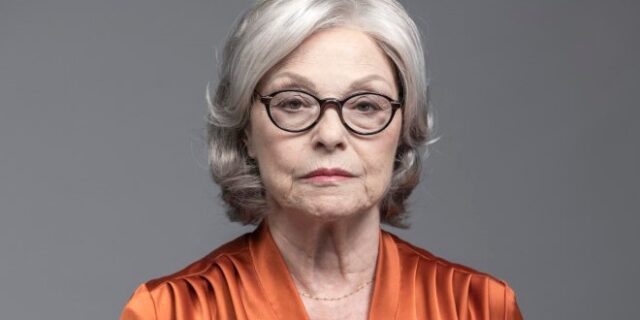 Είδαμε την παράσταση “Μια Γερμανίδα Γραμματέας” με τη Ρένη Πιττακή – Εσύ για πόσο θα κλείνεις τα μάτια στον παραλογισμό;