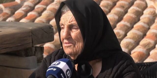 Κορονοϊός: Γιαγιά 100 ετών έκανε την τρίτη δόση του εμβολίου και στέλνει ένα ηχηρό μήνυμα