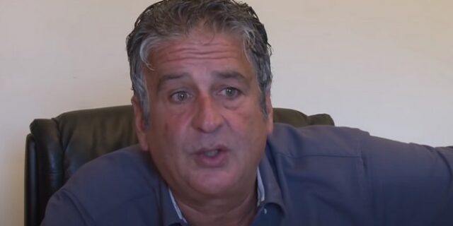 Νίκος Αντωνιάδης: Αναβλήθηκε η δίκη του δικηγόρου – αρνητή των εμβολίων επειδή έχει κορονοϊό
