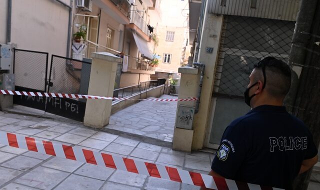 Γυναικτονία στη Θεσσαλονίκη: Χτύπησε τη σύζυγό του 8 φορές με κυνηγετικό μαχαίρι