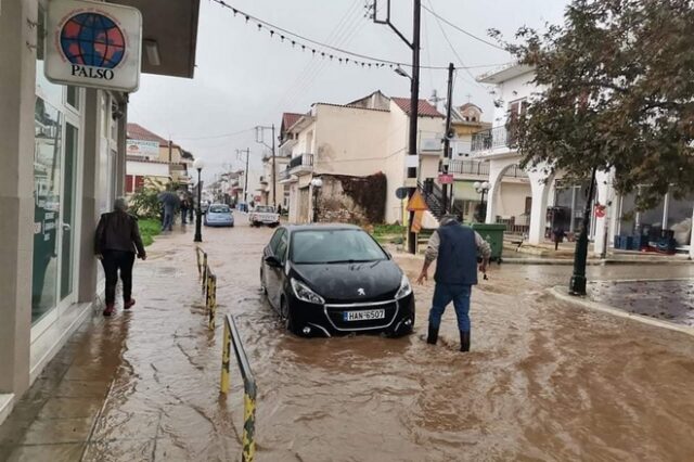 Πλημμύρισε η Ηλεία: Απεγκλώβισαν παιδιά με τρακτέρ, έκλεισε η Πατρών – Πύργου