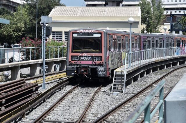 ΗΣΑΠ Κάτω Πατήσια: Σε εξέλιξη επιχείρηση απεγκλωβισμού ατόμου που έπεσε στις ράγες