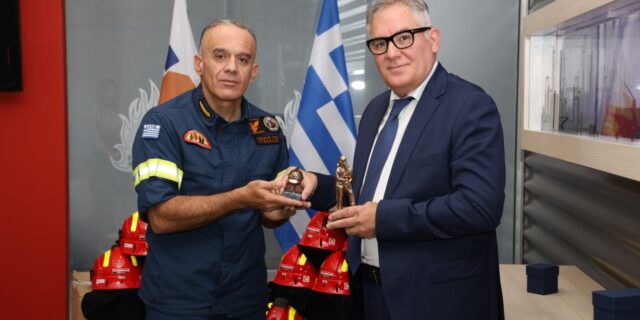 Τελετή παράδοσης πυροσβεστικών κρανών από την ISOMAT
