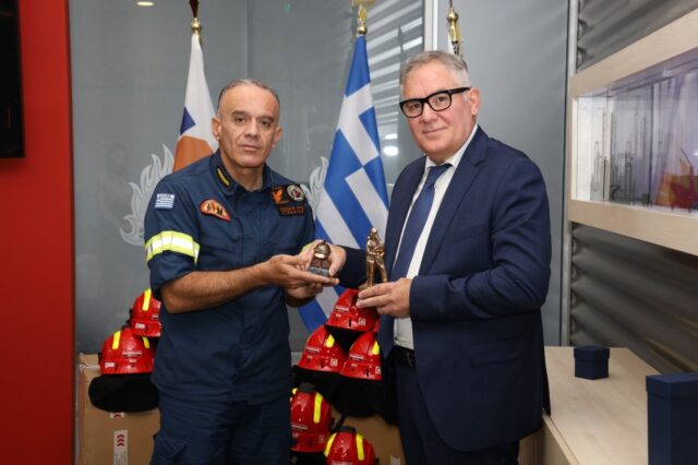 Τελετή παράδοσης πυροσβεστικών κρανών από την ISOMAT