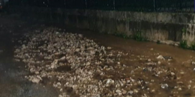 Κακοκαιρία στην Ιθάκη: Πλημμύρες από την έντονη βροχή – Κλειστό το δημοτικό σχολείο στο Βαθύ