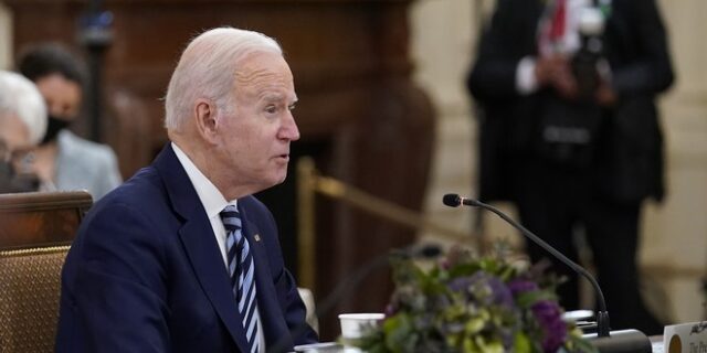 Στη μάχη κατά της παραλλαγής Όμικρον, ο Μπάιντεν ανακοινώνει ταξιδιωτικά μέτρα, δωρεάν τεστ Covid-19 για το σπίτι