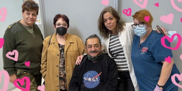 Ο Αντώνης Καφετζόπουλος εμβολιάστηκε μαζί με την Αλέκα Παπαρήγα