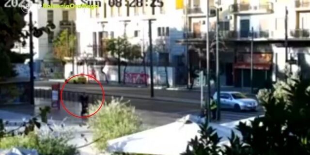 Βίντεο ντοκουμέντο από την εγκατάλειψη παιδιού έξω από το Αρχαιολογικό Μουσείο