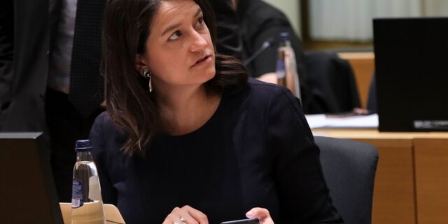 Το διπλό βατερλώ της Κεραμέως με την τηλεκπαίδευση