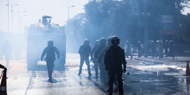 ΕΛ.ΑΣ: Έρευνα για τον τραυματισμό πυροσβέστη και φωτορεπόρτερ στη διαδήλωση στην Κηφισίας