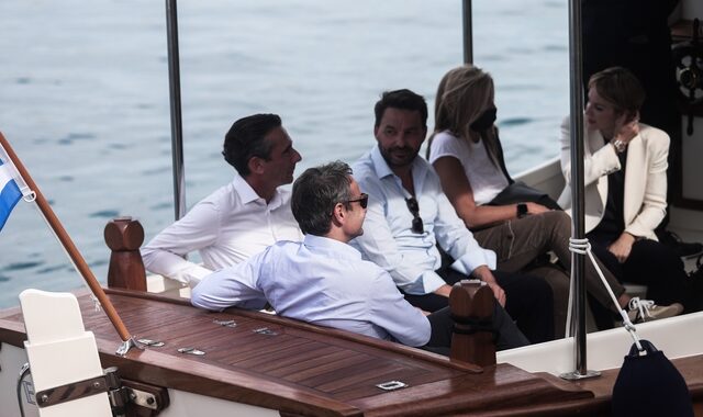 Μητσοτάκης: Με e-πλοίο στο νέο φωτοβολταϊκό πάρκο της Χάλκης