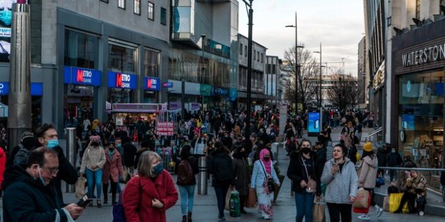 Μετάλλαξη Όμικρον: Την “προέλασή” της στην Ευρώπη μέσα σε λίγους μήνες περιμένουν οι ειδικοί