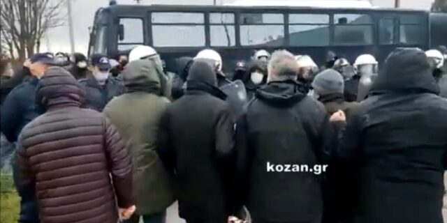 Κοζάνη: Συμπλοκή ΜΑΤ και διαδηλωτών πριν την άφιξη Μητσοτάκη