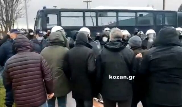 Κοζάνη: Συμπλοκή ΜΑΤ και διαδηλωτών πριν την άφιξη Μητσοτάκη