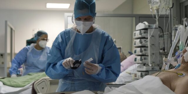 Κορονοϊός: 7105 νέα κρούσματα σήμερα στην Ελλάδα – 70 νεκροί και 489 διασωληνωμένοι