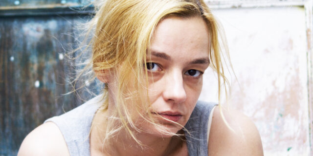 Λένα Κιτσοπούλου: “Αν μπορούσα θα ήμουν ινδιάνος πάνω στα βουνά της Αττικής και θα πέταγα βέλη προς το κέντρο”