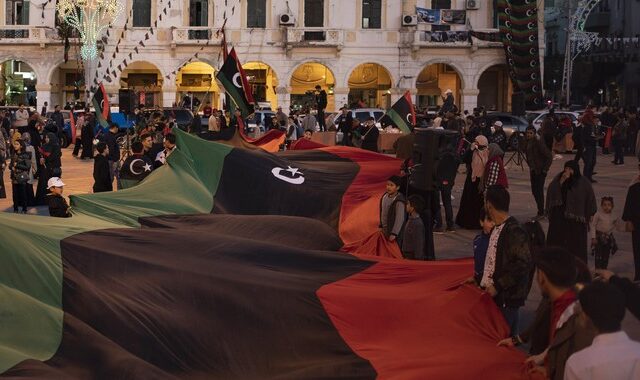 Λιβύη: Διαδηλώσεις για τις υποψηφιότητες Καντάφι και Χάφταρ στις προεδρικές εκλογές