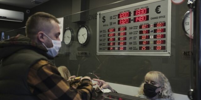 Τουρκία: Η νέα κατάρρευση της λίρας βυθίζει τη χώρα πιο βαθιά στην κρίση