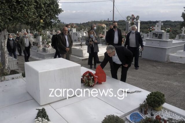 Κουτσούμπας: Επισκέφθηκε τον τάφο του Μίκη Θεοδωράκη στα Χανιά